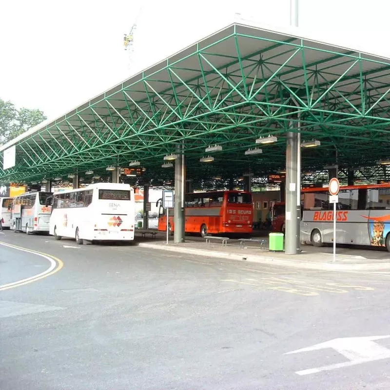 Teraskonstruktsiooniga bussidepoo